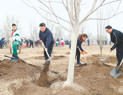 习近平在参加首都义务植树活动时强调 像对待生命一样对待生态环境 让祖国大地不断绿起来美起来 李克强栗战书汪洋王沪宁赵乐际韩正王岐山参加