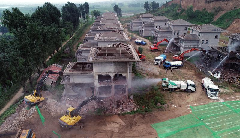 西安秦岭北麓集中拆违行动“打响头炮” 14栋违建别墅昨拆除 连夜清除垃圾复耕复绿