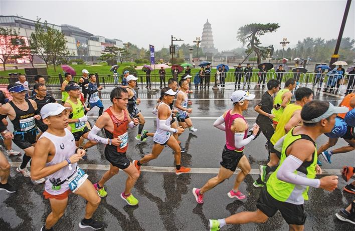 西安国际马拉松赛举行  30个国家和地区的3万名选手参赛