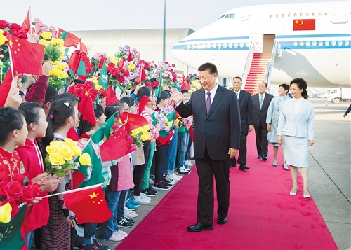 出席庆祝澳门回归祖国二十周年大会暨澳门特别行政区第五届政府就职典礼并对澳门进行视察  习近平抵达澳门  澳门特别行政区行政长官崔世安等前往机场迎接 