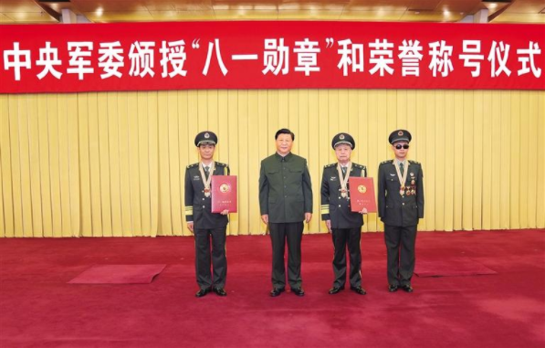 中央军委举行颁授“八一勋章”和荣誉称号仪式  习近平向“八一勋章”获得者颁授勋章和证书 向获得荣誉称号的单位颁授荣誉奖旗