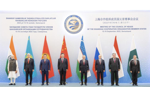 习近平出席上海合作组织成员国元首理事会第二十二次会议小范围会谈 