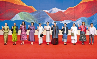 彭丽媛同出席第三届“一带一路”国际合作高峰论坛 外方领导人夫人参观中国工艺美术馆