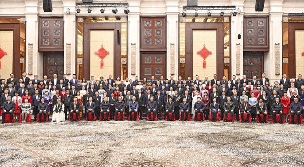 习近平接见新疆各族各界代表  王沪宁蔡奇参加接见