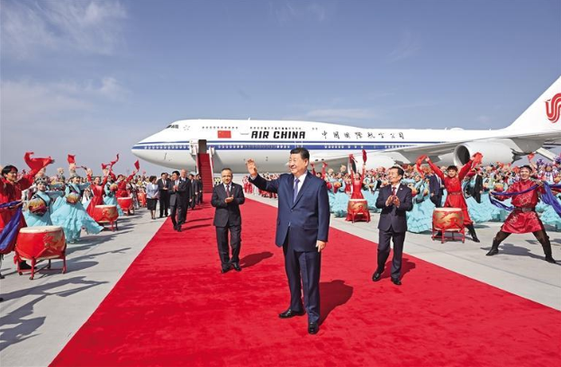 率中央代表团出席新疆维吾尔自治区成立70周年庆祝活动 习近平抵达乌鲁木齐  王沪宁蔡奇同机抵达