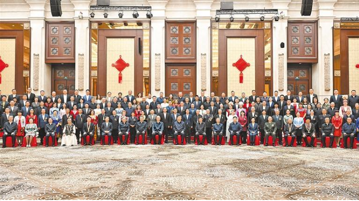 习近平接见新疆各族各界代表  王沪宁蔡奇参加接见