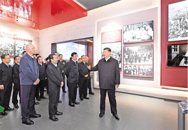 习近平参观新疆维吾尔自治区成立70周年主题成就展  王沪宁蔡奇参观展览