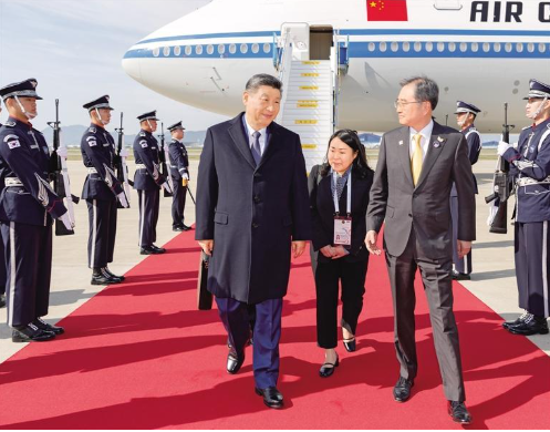 习近平抵达韩国出席亚太经合组织第三十二次领导人非正式会议并对韩国进行国事访问